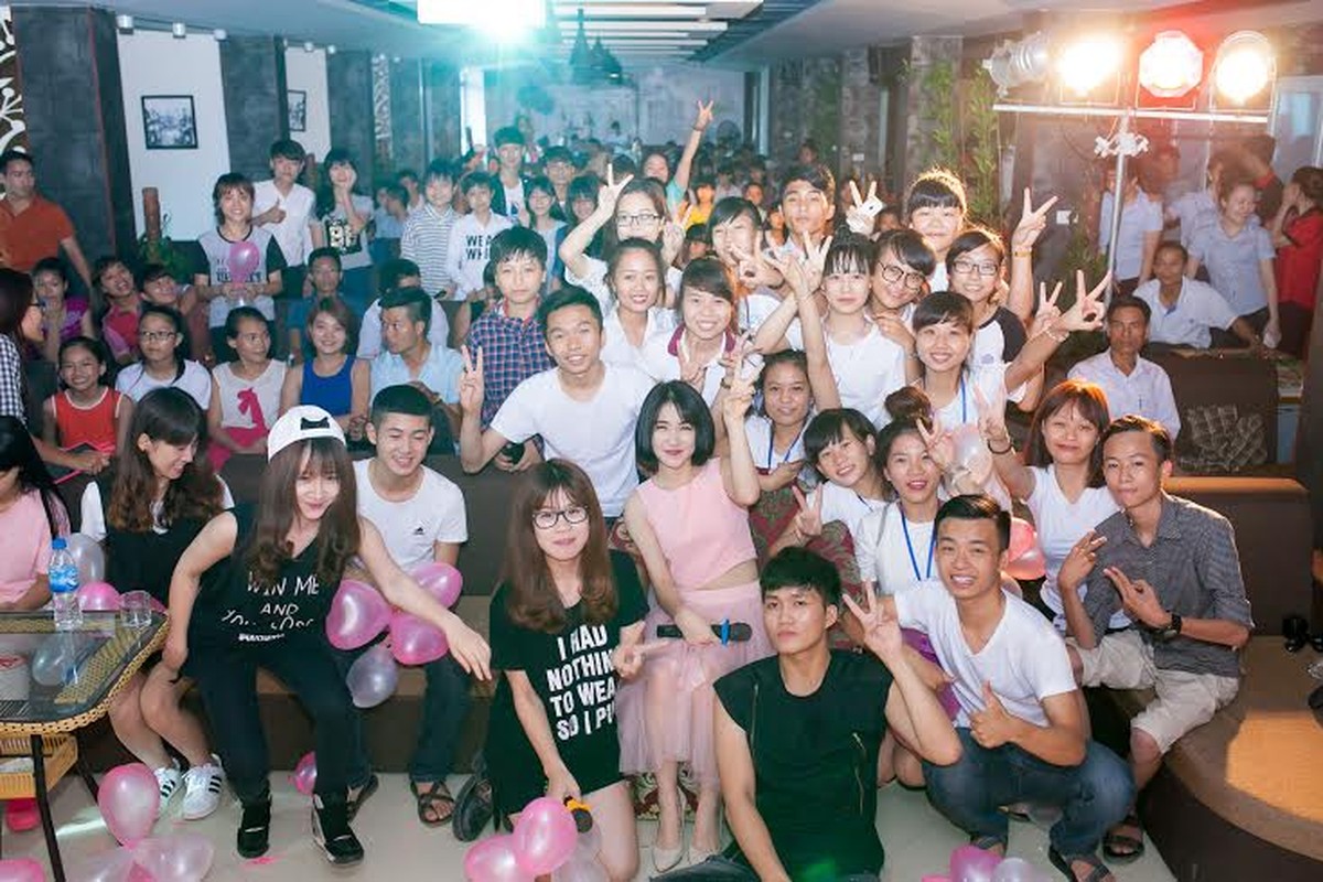 Hoa Minzy hanh phuc don sinh nhat trong vong tay fan